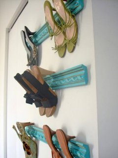 Pantofi asezati pe profile decorative perete