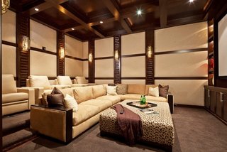 Living luxos cu tavan cu lemn si pereti cu baghete decorative