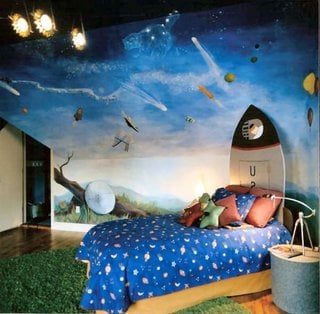 Camera copii la mansarda cu tavanul si peretii pictati