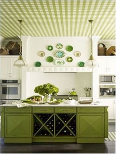 Bucatarie cu mobila verde pereti albi si tavan cu tapet in carouri verde cu alb