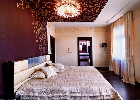 Dormitor cu stickere decorative pe tavan