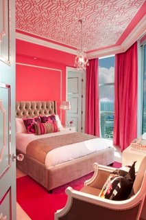 Dormitor roz cu tapet pe tavan alb cu modele geometrice