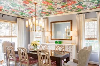 Loc de luat masa cu tapet pe tavan cu model florat colorat si incarcat
