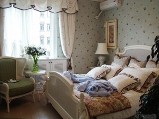 Dormitor romantic cu tapet decorativ