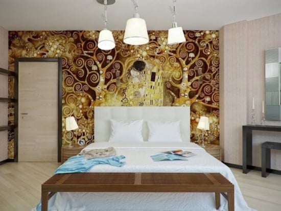 Tapet decorativ cu model abstract pe peretele cu patul