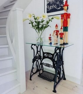 Masuta eleganta din masina de cusut veche