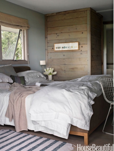 Dormitor vintage cu pat si dulap de lemn