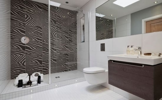 Baie negru cu alb cu vas de toaleta suspendat pe perete