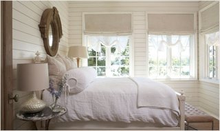Dormitor alb cu lampi mozaic langa pat