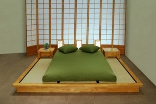 Dormitor traditional japonez cu veioze la capul patului
