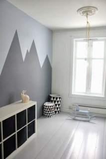 Vopsea gri in forma de munti pe perete camera copil