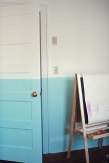 Camera zugravita in doua culori alb si bleu