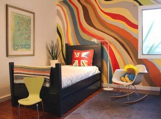 Dormitor de copil zugravit cu crem si un perete multicolor