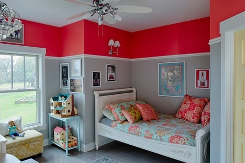 Dormitor pentru copii in doua culori portocaliu si gri si bagheta alba decorativa