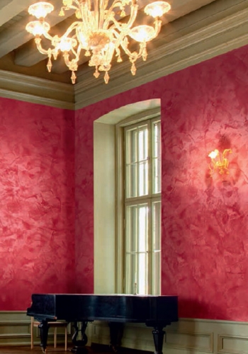 Interior cu pereti cu stucco rosu cu accente aurii